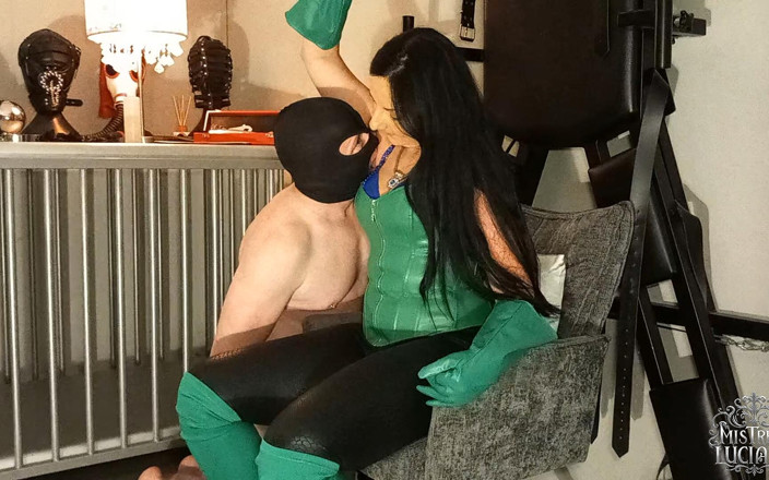 Lady Luciana Di Domizio: 땀에 젖은 겨드랑이와 발을 핥아