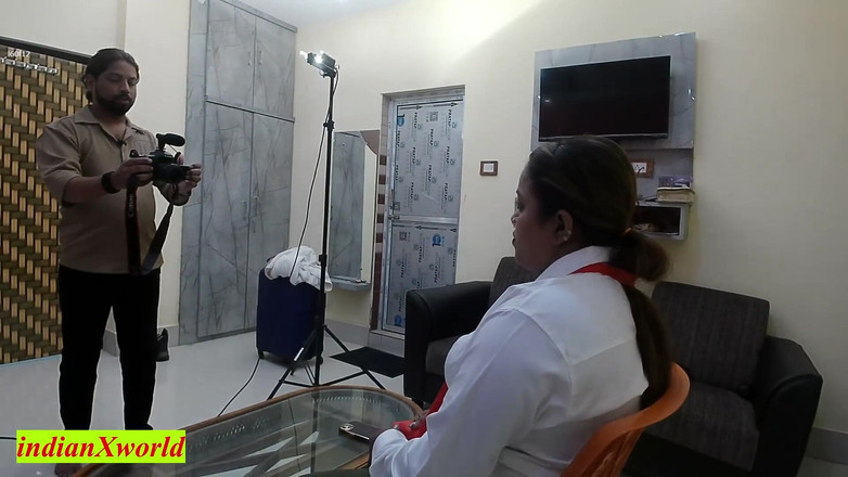 Indian Xshot: Krásná televizní moderátorka poprvé má sex ve třech! Nestříkej dovnitř