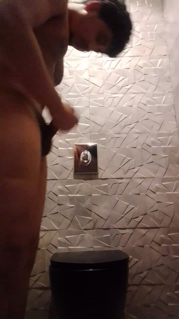 HemoShovel: Un ragazzaccio dà tutto quando entra in bagno e si...