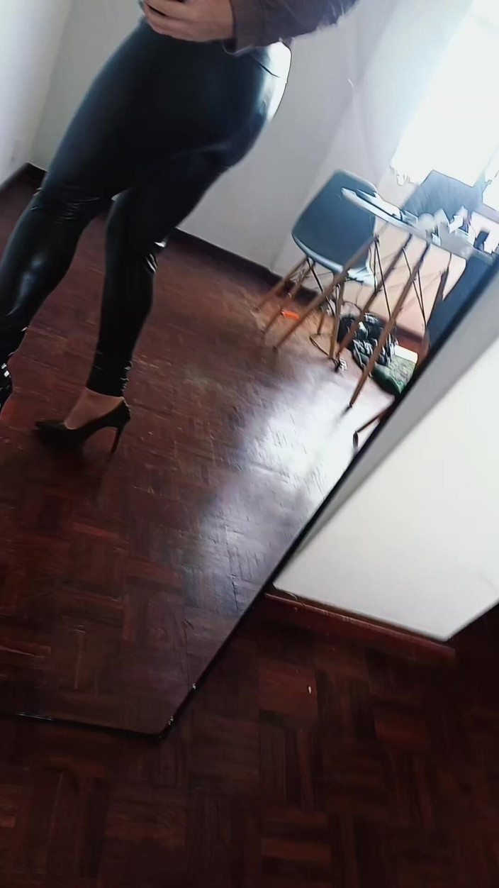 Kinky Lyrical: Pantalones de cuero y tacones de aguja