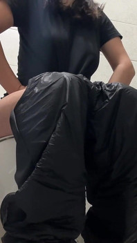 クレイジー・トイレのおなら、黒い服!乳首ポップス