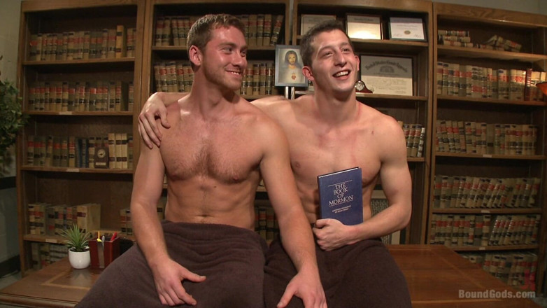 Bound gods: Gorący Mormon Jock zerżnięty w niewolę, aby udowodnić swoje oddanie...