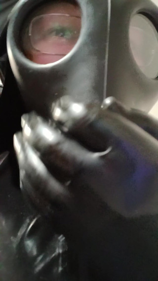 Latex Boy: Isreali gasmask lateks eşofman boşalması