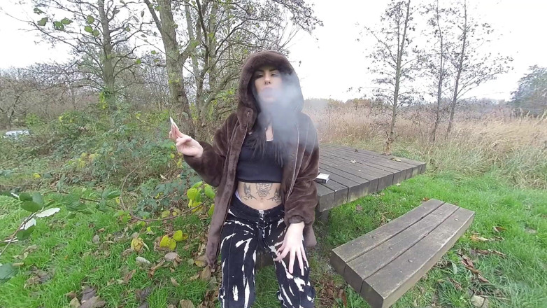 VR smokers HD-2D Videos Only: Shay London - fumando