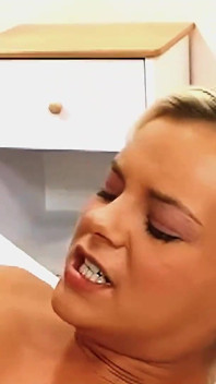 면도한 보지를 채우고 정액으로 뒤덮인 섹시한 금발의 Bree Olson