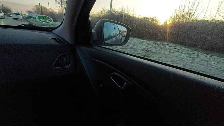 Step Mommy: O femeie matură elegantă ia un taxi dimineața pentru a...