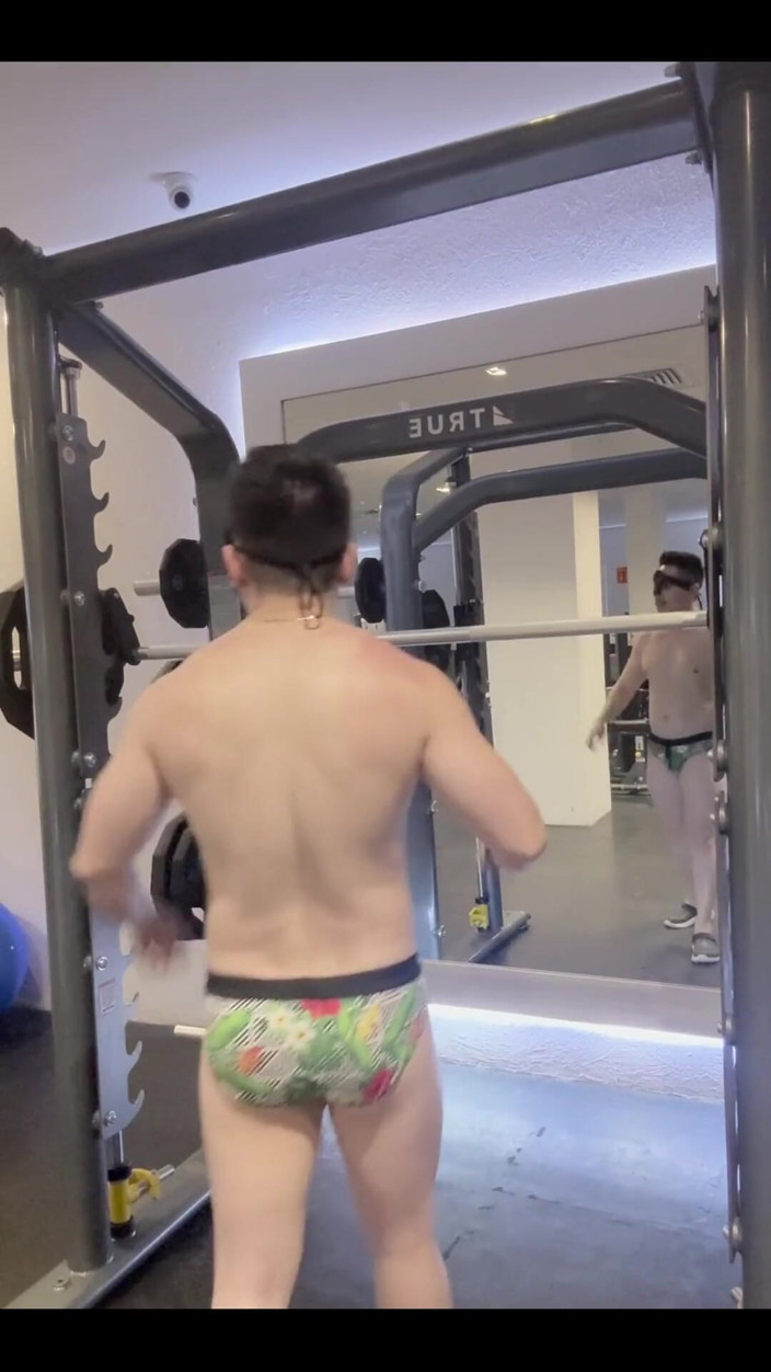 barenakedboy: Spor salonunda çömelmeler