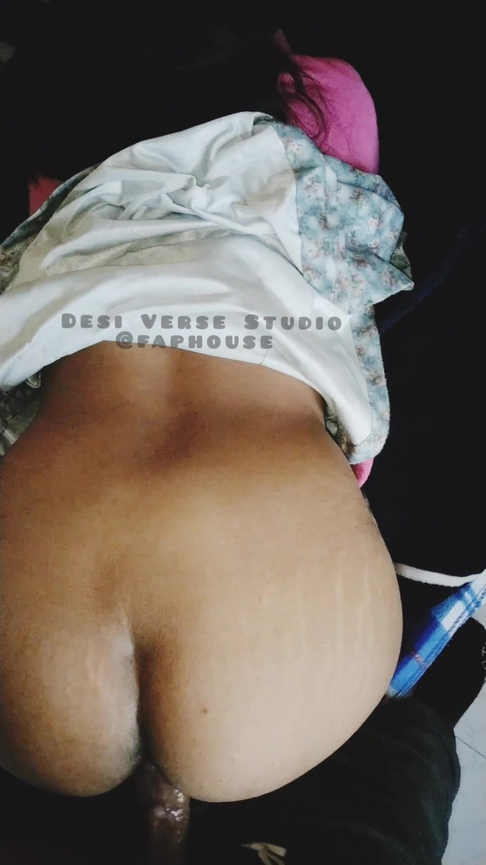 Desi Sex Slave: Дези бхабхи трахается раком, пока разговаривает по телефону