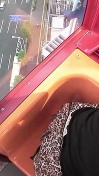 Remaja Jepun dirakam melancap hingga orgasme di dalam kereta