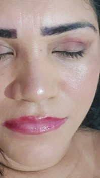 Une femme en manque de manque se prépare à jouir en appel vidéo avec son mari