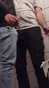 Follar y fumar en un baño público