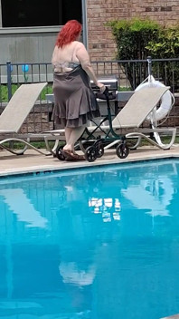 O verão chegou! Hora da primeira visita à piscina, sexy enfermeira Vicki Style!