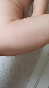 Matură sexy cu pizdă păroasă se masturbează pe masa din bucătărie