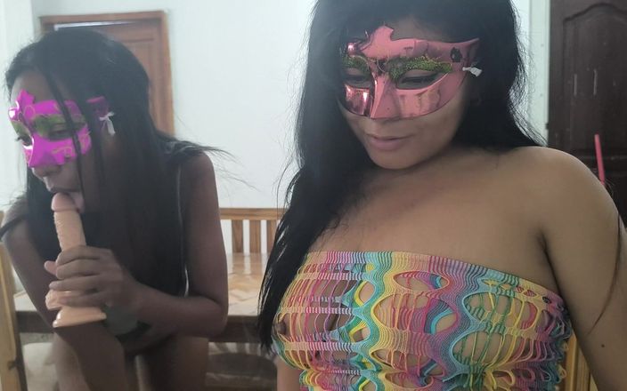 NEGRITA SEXY: कामुक सौतेली बहनें कामुक हो जाती हैं जबकि उनके पति शहर से बाहर हैं