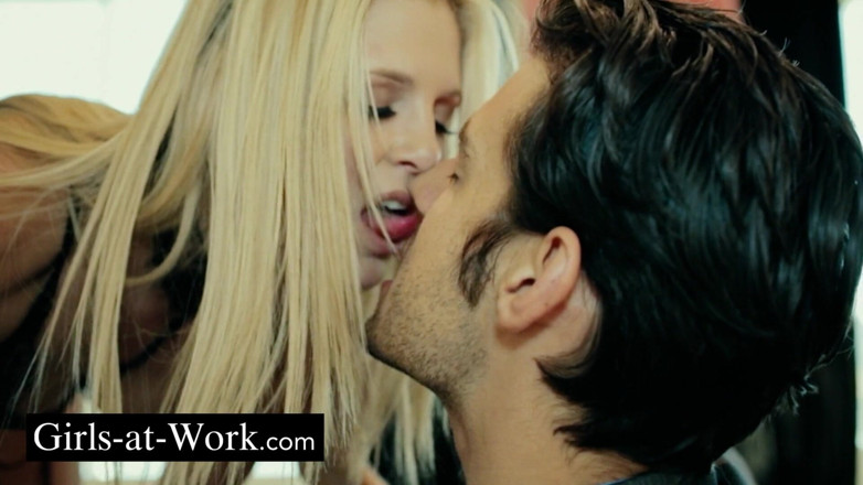 Girls At Work: Scarlet red siêu torrid cho người đàn ông của cô ấy