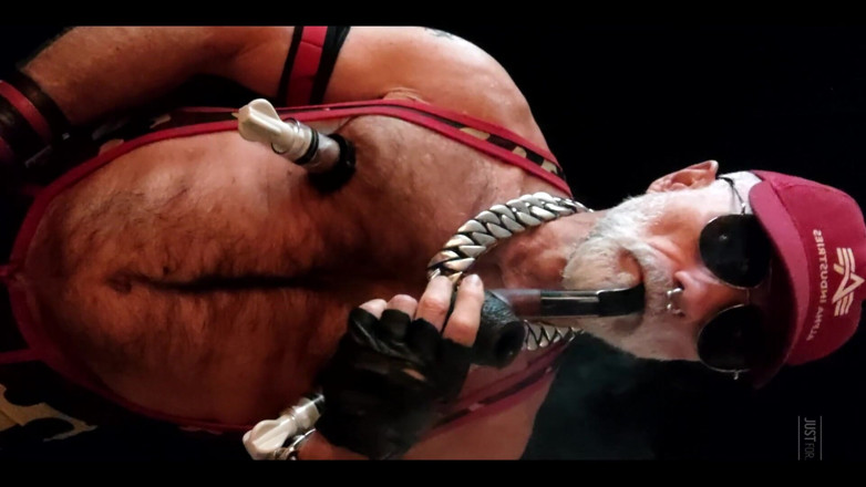MusclesCigarsFFPig: Stiefvater raucht pfeife und pumpt nippel