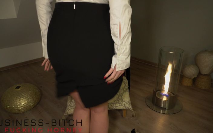 Business Bitch: Una calda donna d'affari in abito da lavoro sexy ha...