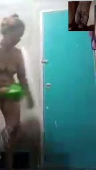 Una bellissima nuda che fa la doccia mi rende molto eccitata