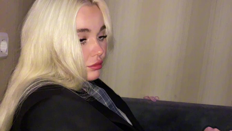 Blondessa: Joven hermanastra venga novio por hacer trampa, poniendo debajo de...