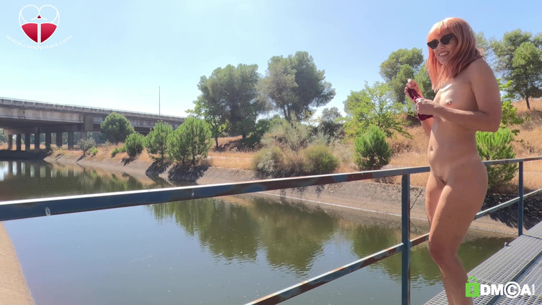 Candystart Videos: Arriesgada masturbación pública junto al río