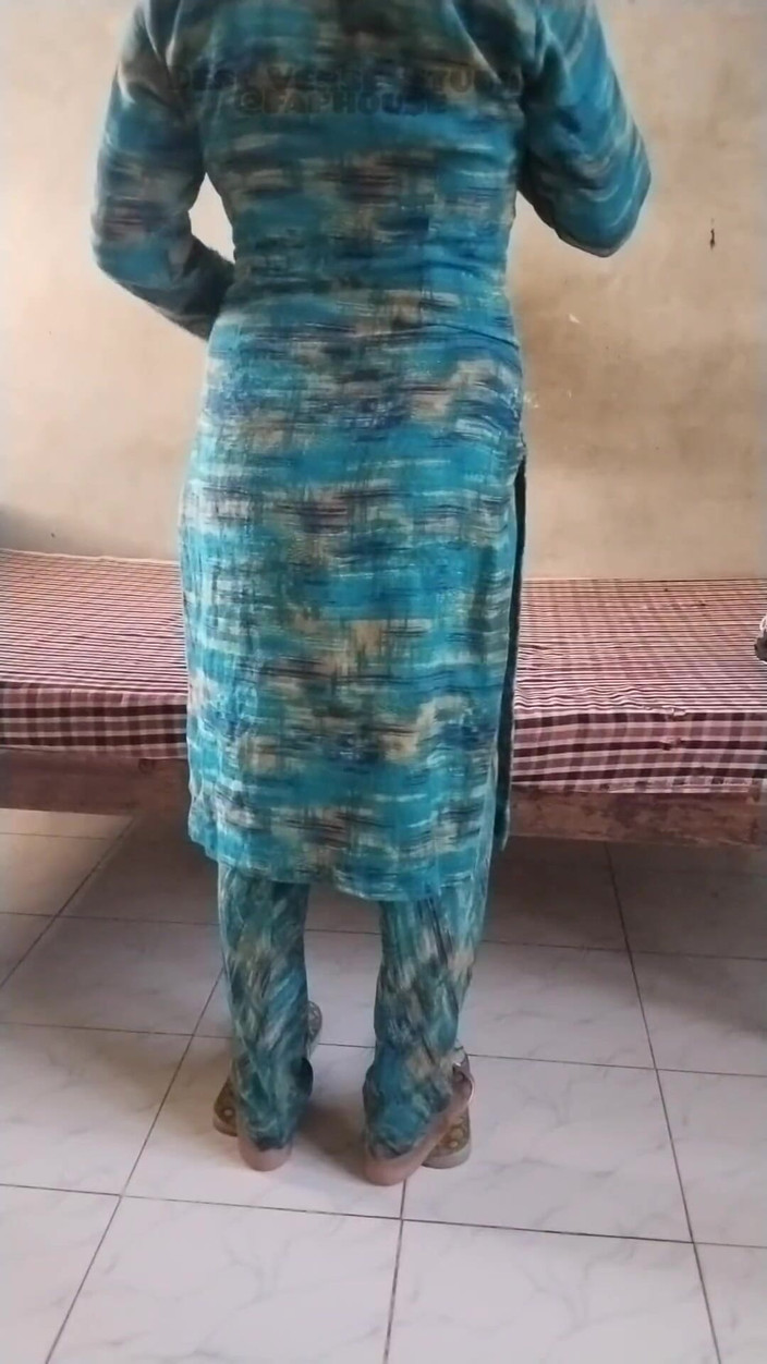 Desi Sex Slave: Desi bhabhi zieht sich aus, bevor sie komplikation fickt