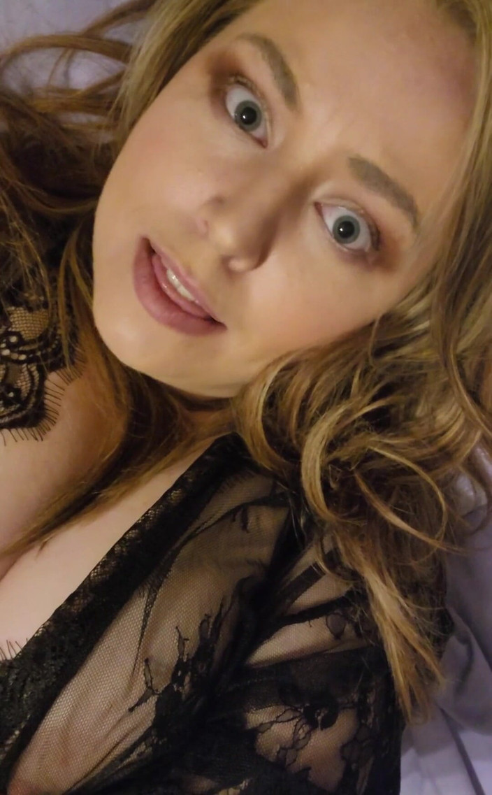 KinkyKatie: Eu tenho a fantasia de esposa gostosa mais puta!