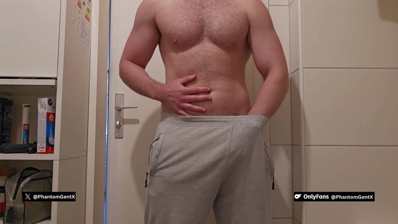 PhantomGentX: La porca tedesca! Rilassato nei pantaloni della tuta grigi e...