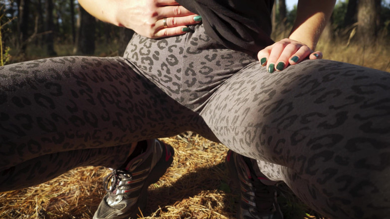 Teasecombo 4K: 女の子が屋外でヒョウのレギンスを着て大きなキャメルトーをからかう