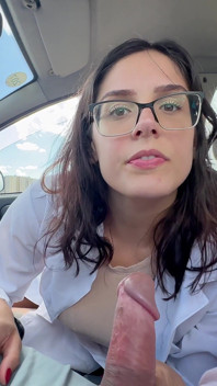 Fui pego dando terapia no carro dele. em público