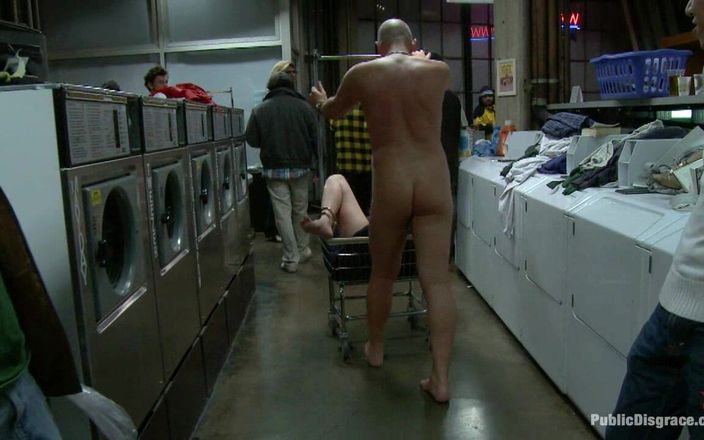 Public Disgrace by Kink: 세탁소에 가는 미시 우즈