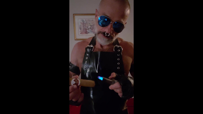 MusclesCigarsFFPig: Zapálení latexového doutníku