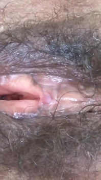 Exhibo mi travesti peludo coño después de ser penetrado por una enorme polla