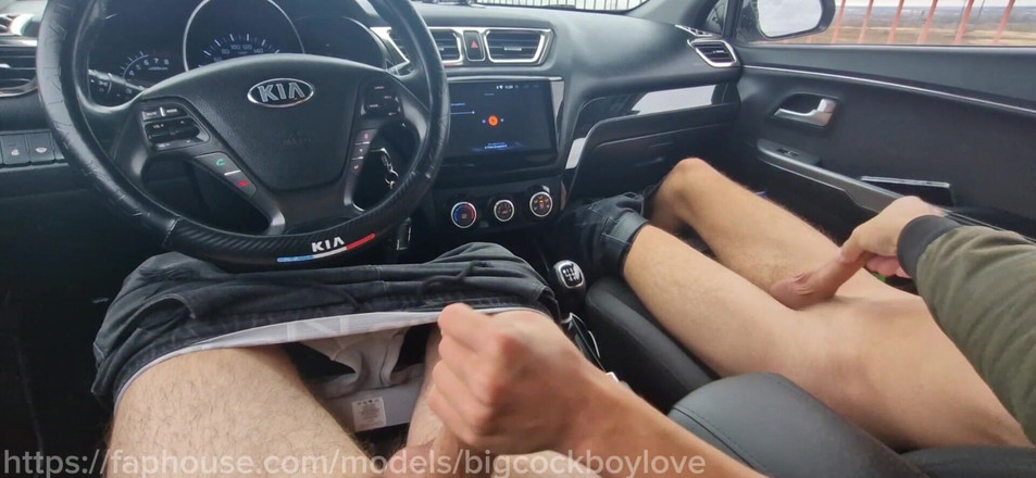 AlexGay: Cizinec šukal můj těsný zadek bez kondomu přímo na dálnici, dokud...