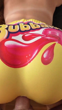Une fille à gros cul se fait baiser dans un short bubbaloo