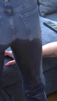 Bagnando i jeans insieme per divertimento