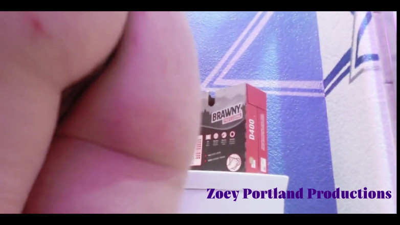 Zoey Portland: Zoey Portland показывает свое сексуальное тело мачехи в ванной! и видит, сколько пальцев она может поместиться в ее тугой розовой киске это