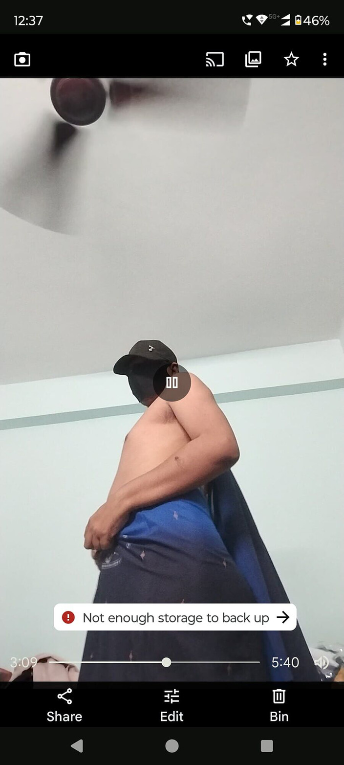 Ronit: Indický gay chlapec na sobě nosí sárí, ukazuje svůj zadek...