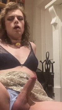 Kali Tgirl vibrând lângă foc