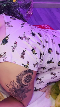 Gadis nakal menyentak menyemprotkan dan pantatnya kacau di bawah pohon Natal!