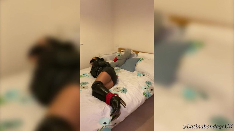 Latina Fetish: Latina dalam but kulit dan pakaian kulit penuh diikat ketat...