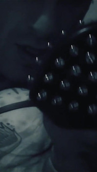 Tallulah neckse nimmt eine ladung auf ihr tattoo