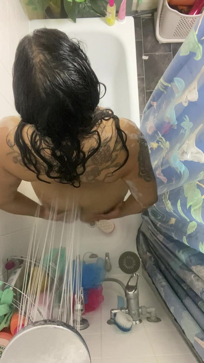 Zozonicoco: Une BBW asiatique sous la douche