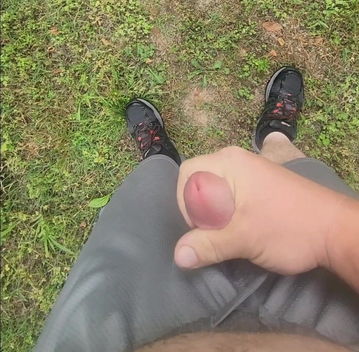 Djk31314: Waktunya bersenang-senang di taman dengan celana pendekku.