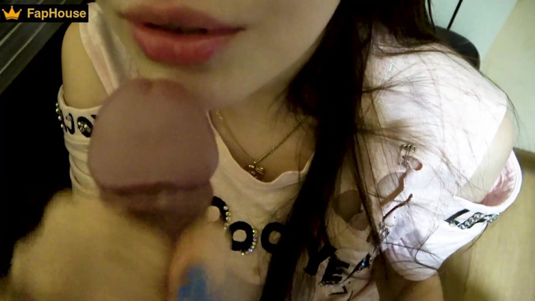 Alina Rai: Sensual enteada subiu debaixo da mesa para chegar ao pau...