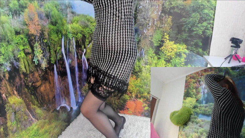 Nicolette69w: Dalam pakaian perak dengan pantat yang sempurna, dia mengongkek dirinya...