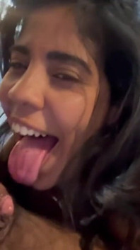 Pidió su coño y se lo metió por el culo, disfrutó de la chica traviesa