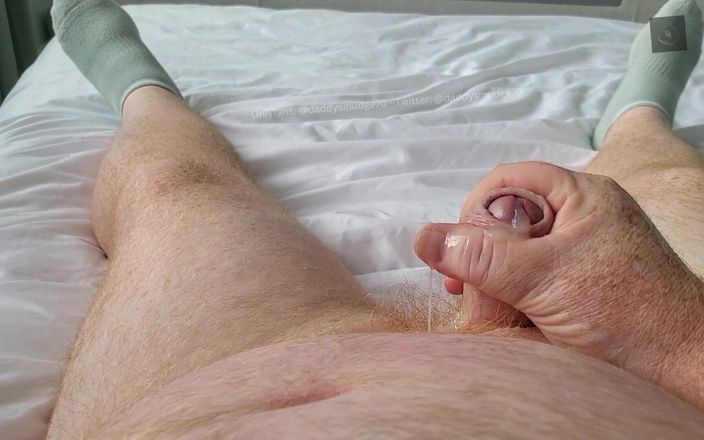 Daddysmudge: Papai masturba sua madeira matinal e goza
