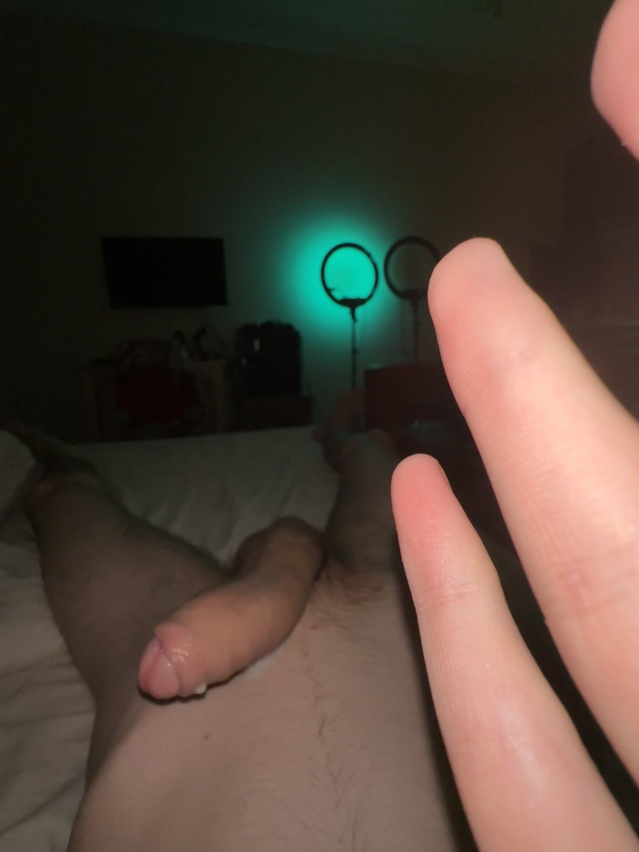 Morflot24: Un garçon coquin taquine le prépuce et entraîne une explosion...