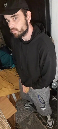 Ich Masturbiere in Jogginghosen, Einem Schwarzen Sweatshirt Und Nike-sneakern