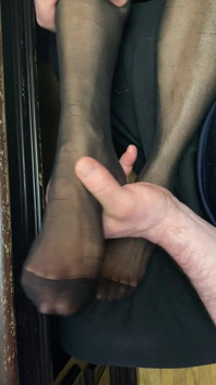 Sexy nohy v nylonu s malými chodidly